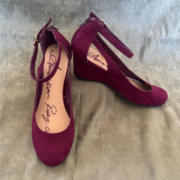 AMERICAN RAG Burgundy Faux Suede SZ 7.5 Ankle Strap Wedge w/ back Zip Closure - Picture 3 of 16